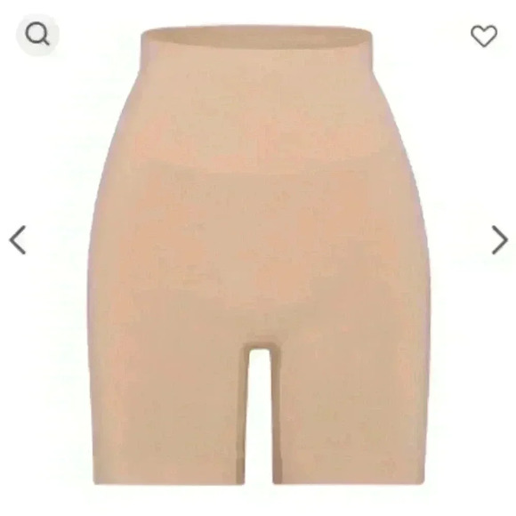Skims Clay Soft Soothing Seamless Sculpting Mid Thigh Shorts Size S/M - Picture 1 of 5